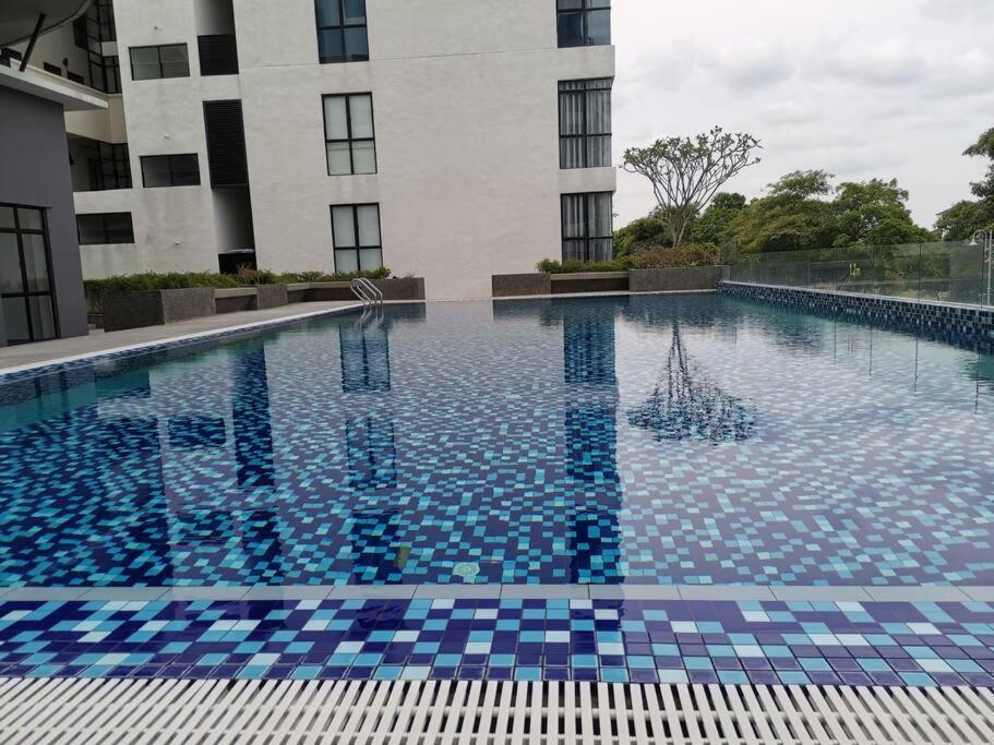 Lakeview Duplex Free Wifi And Netflix Apartment Cyberjaya
